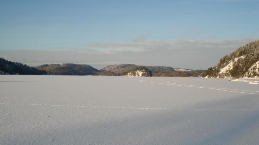 Snön ligger vit över sjön Föllingen.